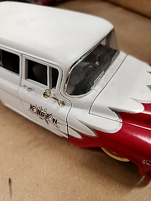 Stor Jada Toys 1957 Chevrolet Suburban Von Dutch Garage diecast-model.